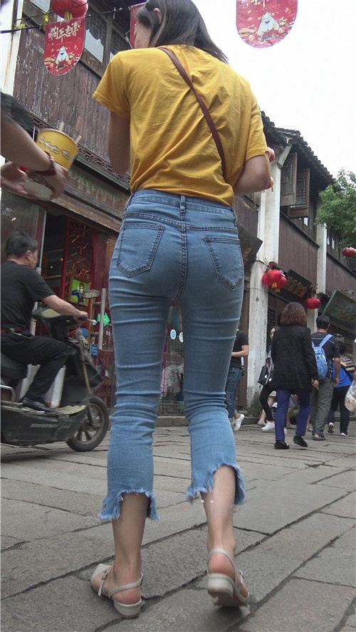 蓝色紧身高腰牛仔妹子[2.36G/MP4]