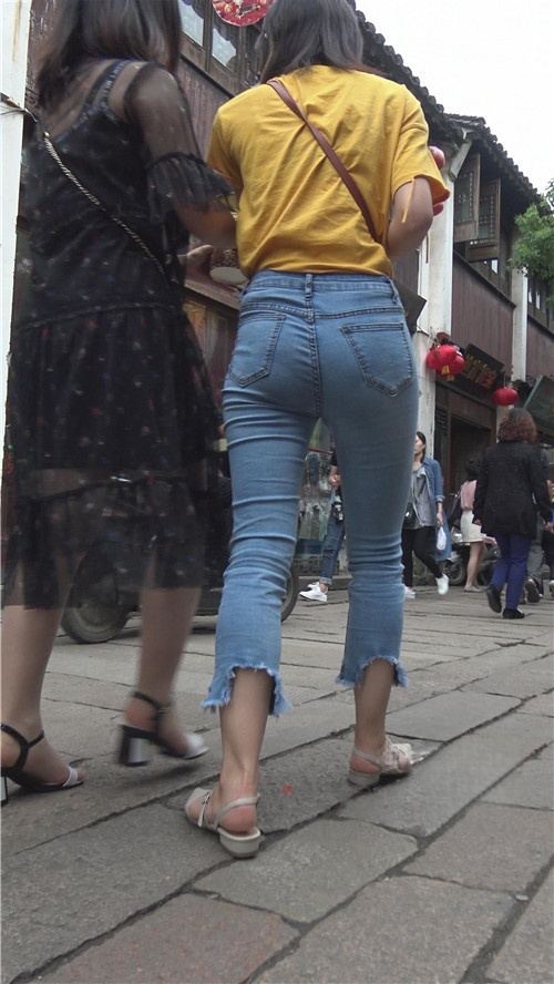 蓝色紧身高腰牛仔妹子[2.36G/MP4]