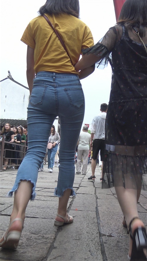 蓝色紧身高腰牛仔妹子[2.36G/MP4]