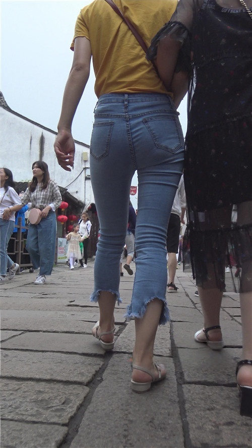 蓝色紧身高腰牛仔妹子[2.36G/MP4]