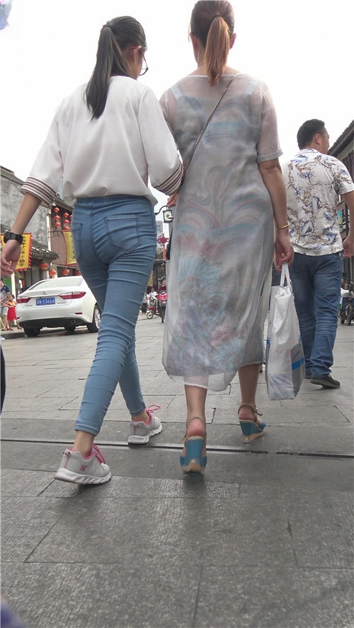 蓝色牛仔裤小萝莉[1.27G/MP4]