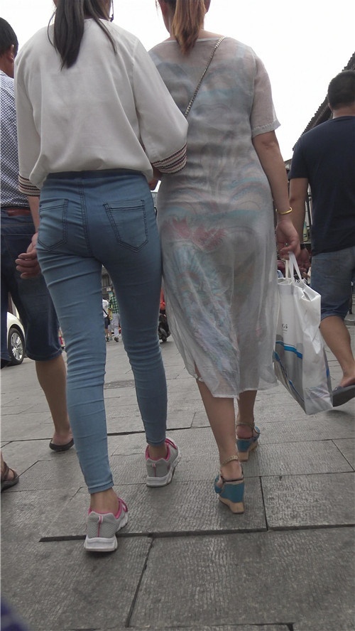 蓝色牛仔裤小萝莉[1.27G/MP4]