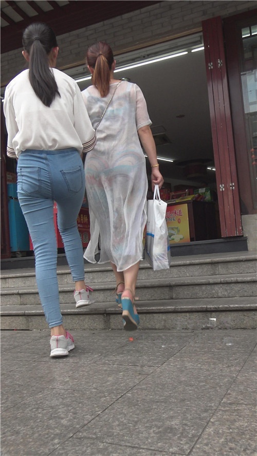 蓝色牛仔裤小萝莉[1.27G/MP4]