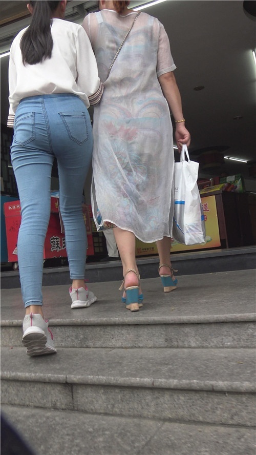 蓝色牛仔裤小萝莉[1.27G/MP4]