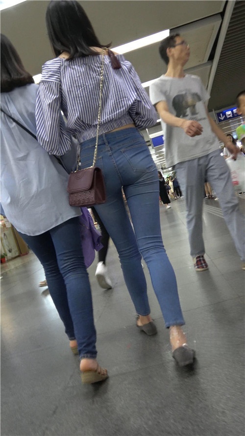 紧身蓝色牛仔裤小姐姐[1.94G/MP4]