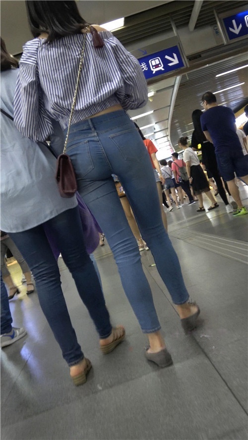 紧身蓝色牛仔裤小姐姐[1.94G/MP4]