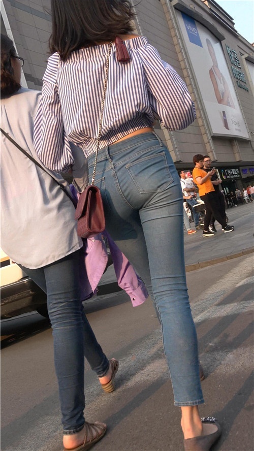 紧身蓝色牛仔裤小姐姐[1.94G/MP4]