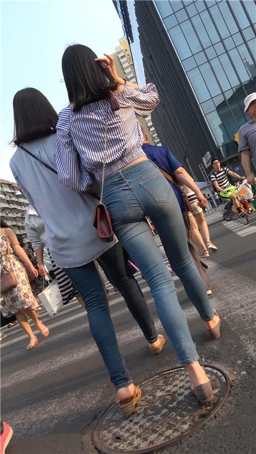 紧身蓝色牛仔裤小姐姐[1.94G/MP4]