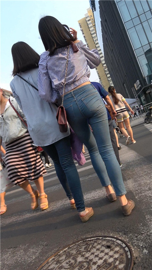 紧身蓝色牛仔裤小姐姐[1.94G/MP4]