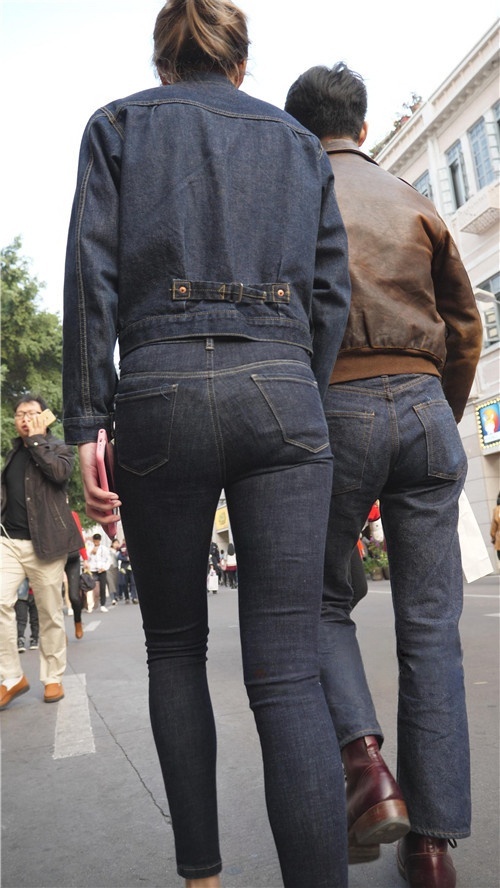 牛仔装紧身小姐姐[3.3G/MP4]