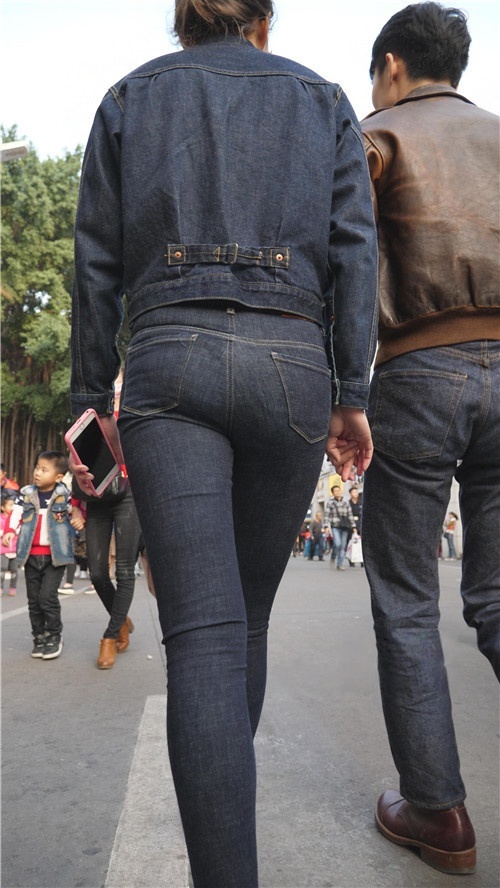 牛仔装紧身小姐姐[3.3G/MP4]