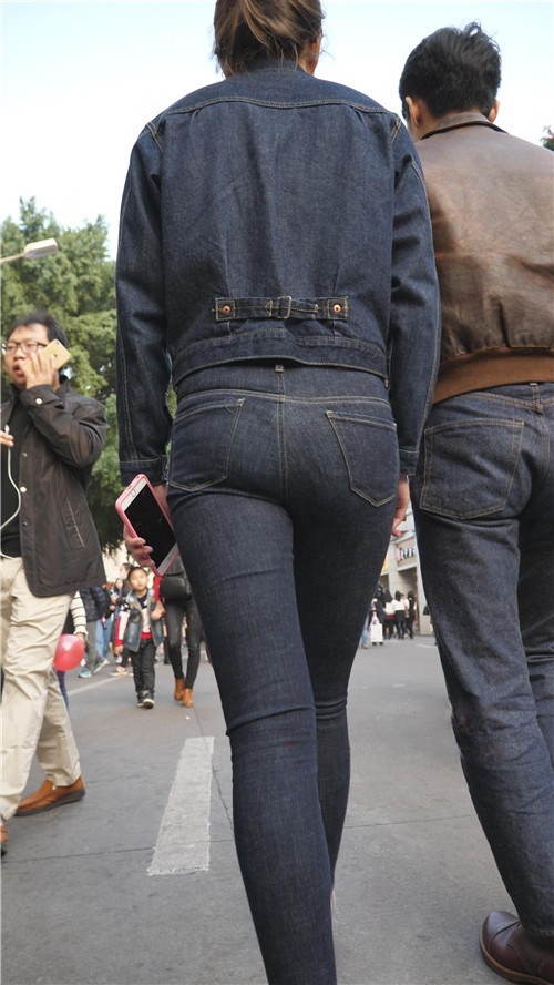 牛仔装紧身小姐姐[3.3G/MP4]