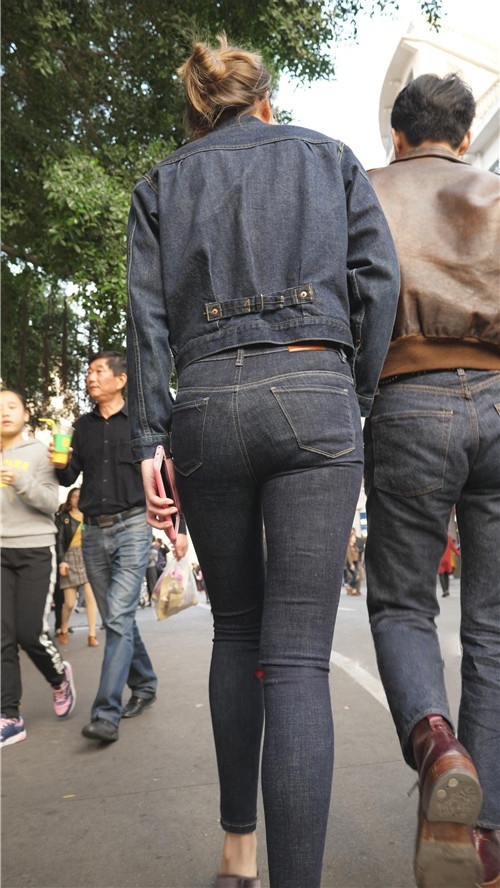 牛仔装紧身小姐姐[3.3G/MP4]