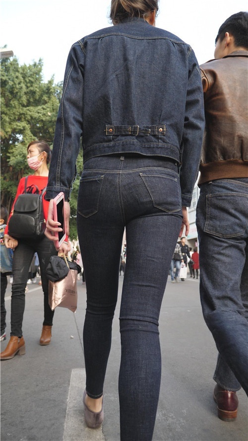 牛仔装紧身小姐姐[3.3G/MP4]