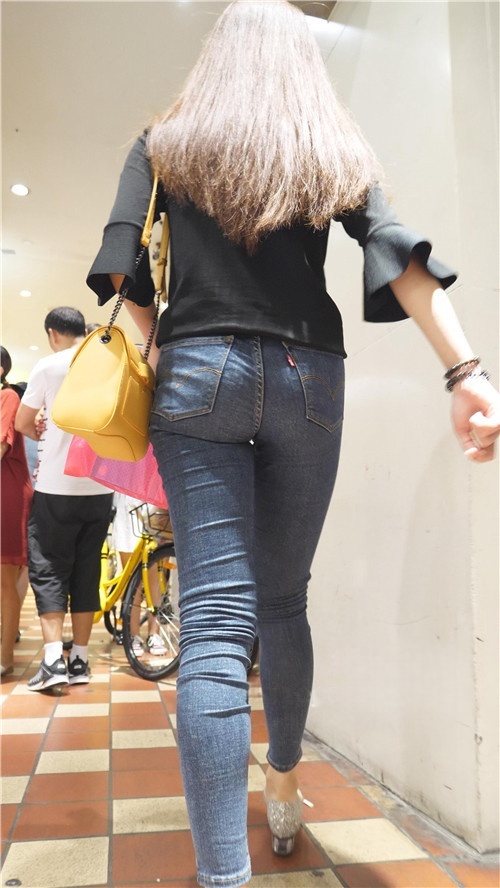 紧身蓝牛小妹[1.48G/MP4] 臀型超好