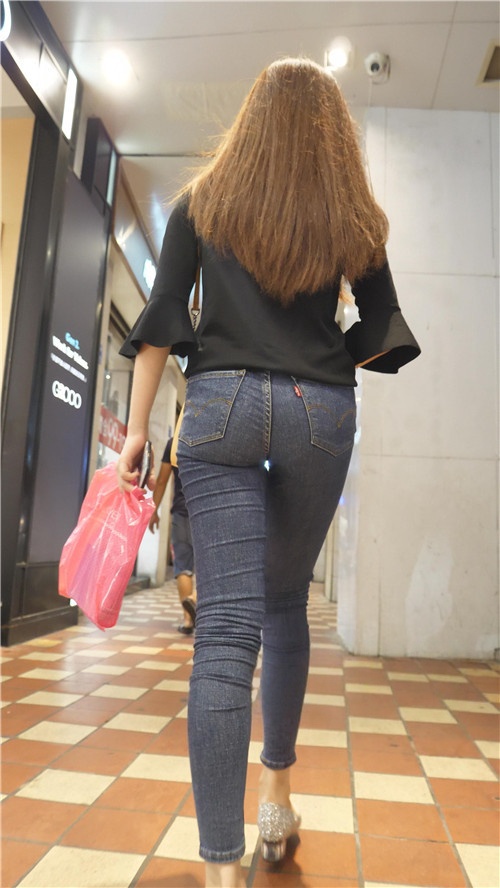 紧身蓝牛小妹[1.48G/MP4] 臀型超好