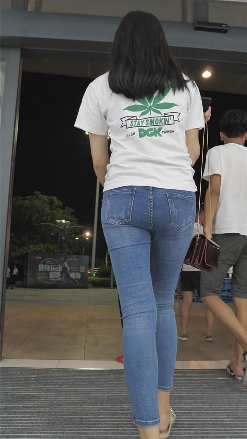 蓝色牛仔紧身裤小姐姐[3.41G/MP4]