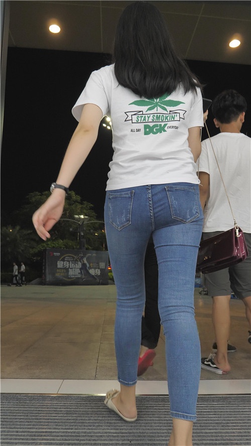 蓝色牛仔紧身裤小姐姐[3.41G/MP4]