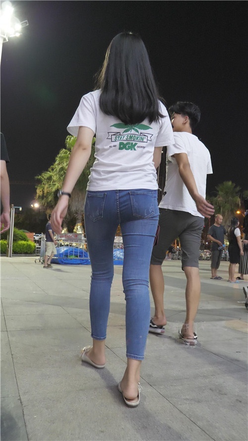 蓝色牛仔紧身裤小姐姐[3.41G/MP4]