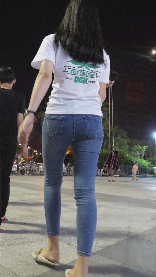 蓝色牛仔紧身裤小姐姐[3.41G/MP4]