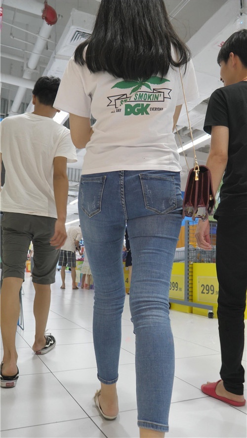 蓝色牛仔紧身裤小姐姐[3.41G/MP4]