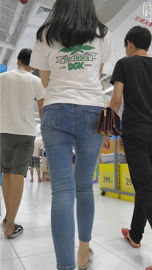 蓝色牛仔紧身裤小姐姐[3.41G/MP4]