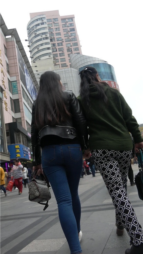 紧身蓝牛黑色皮衣小姐姐[855M/MP4]