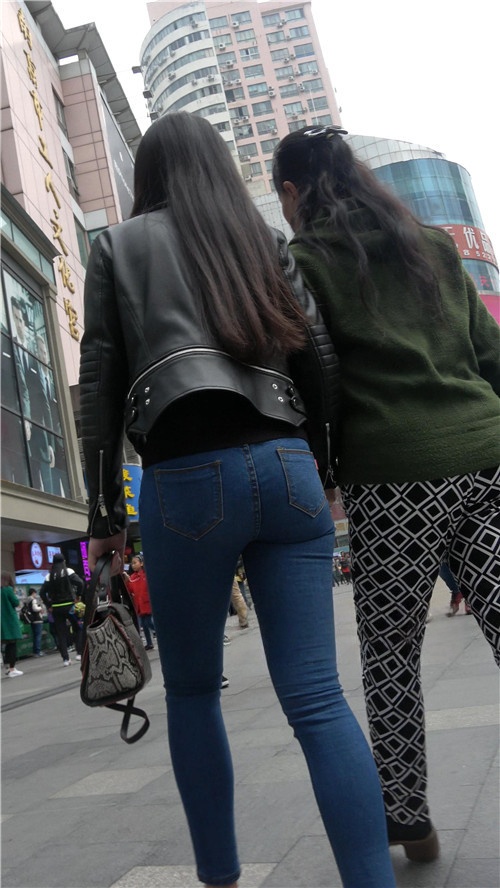 紧身蓝牛黑色皮衣小姐姐[855M/MP4]