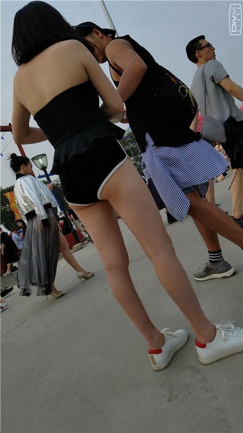 黑色小短裤月牙妹子[338M/MP4]