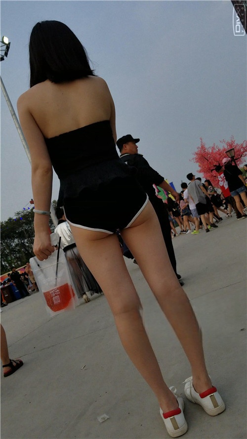 黑色小短裤月牙妹子[338M/MP4]