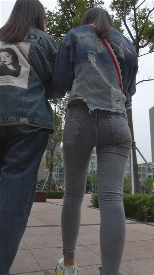 紧身牛仔装小妹[3.03G/MP4]