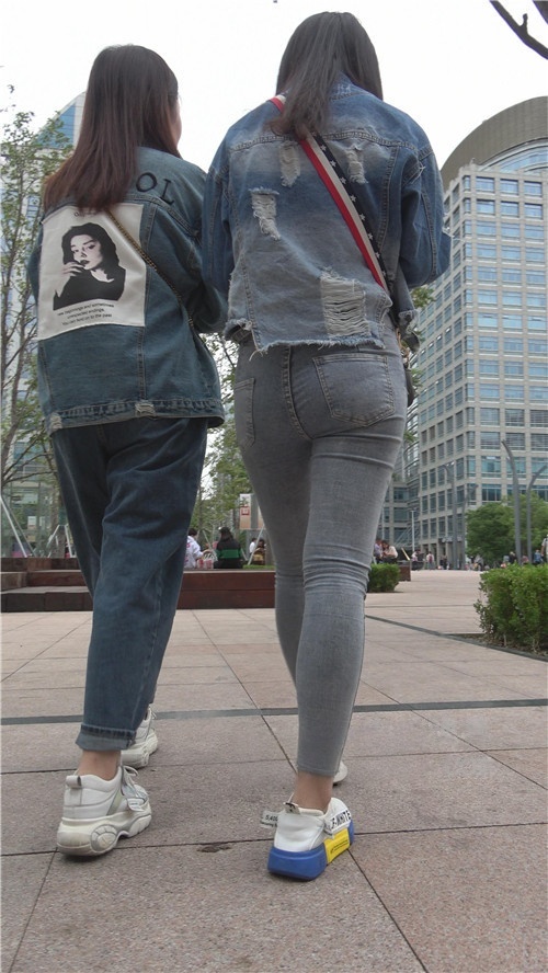 紧身牛仔装小妹[3.03G/MP4]