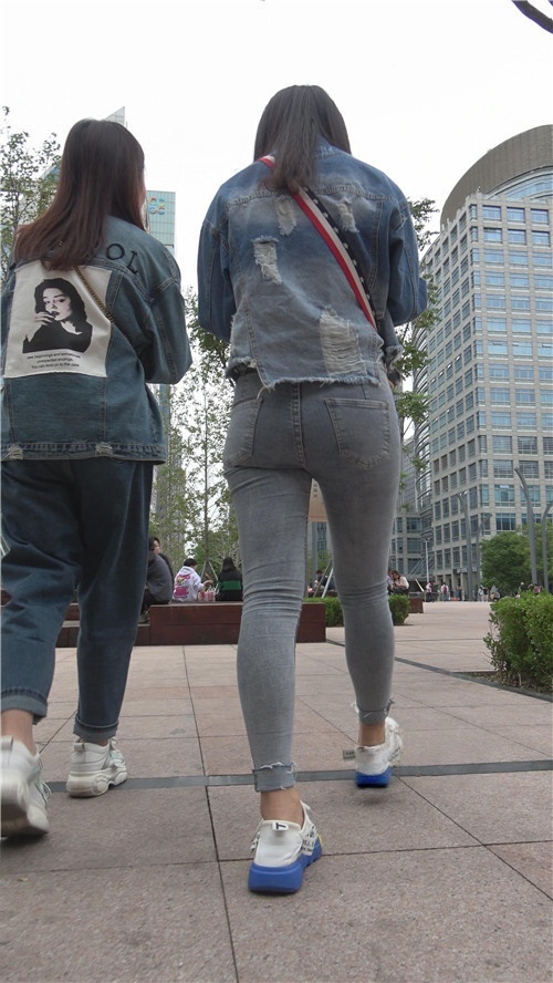 紧身牛仔装小妹[3.03G/MP4]