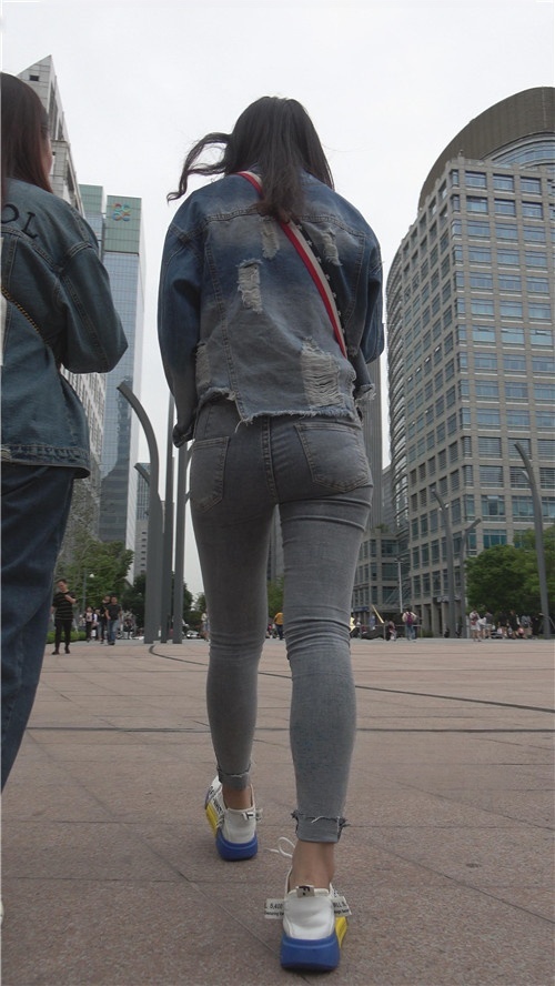 紧身牛仔装小妹[3.03G/MP4]