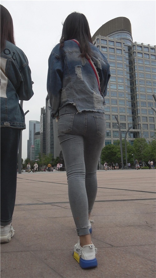 紧身牛仔装小妹[3.03G/MP4]