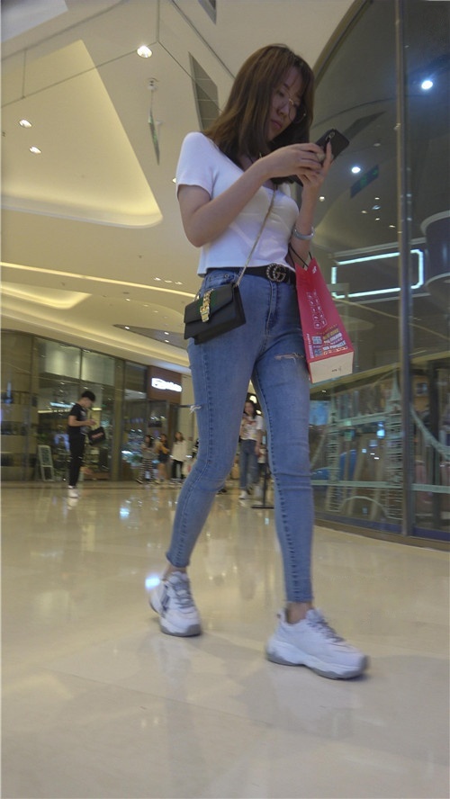 蓝色牛仔长腿紧身裤妹子[1.5G/MP4]