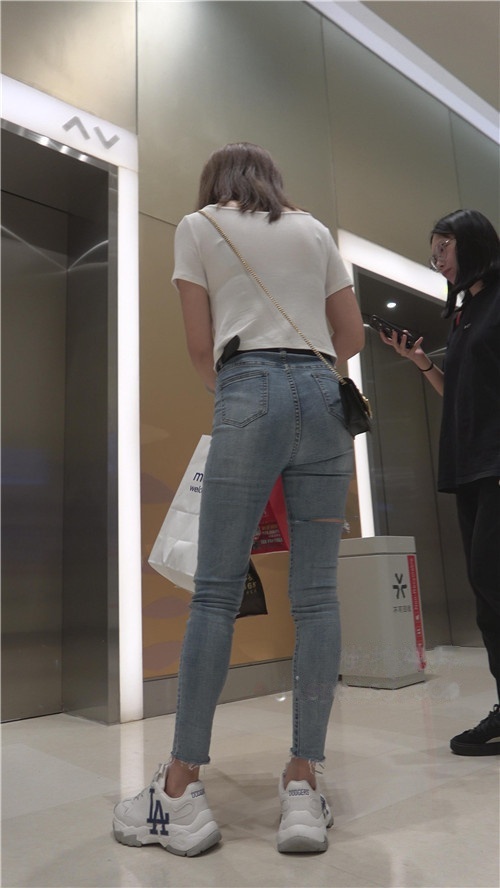 蓝色牛仔长腿紧身裤妹子[1.5G/MP4]