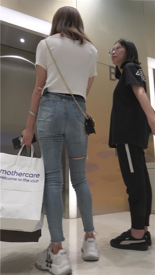 蓝色牛仔长腿紧身裤妹子[1.5G/MP4]