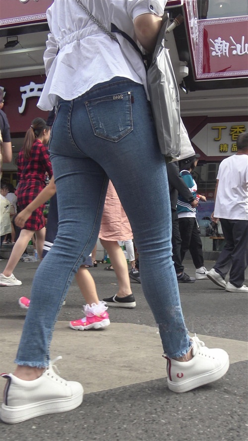 紧身蓝色牛仔裤小姐姐[3.62G/MP4]