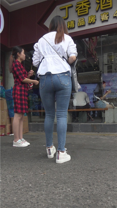 紧身蓝色牛仔裤小姐姐[3.62G/MP4]