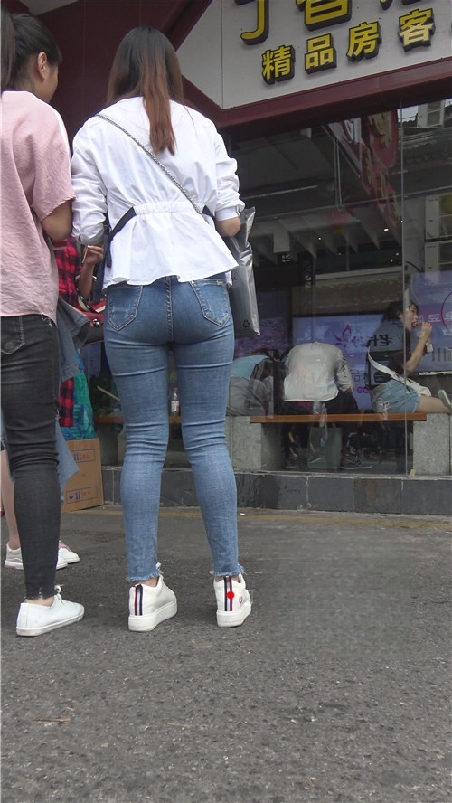 紧身蓝色牛仔裤小姐姐[3.62G/MP4]