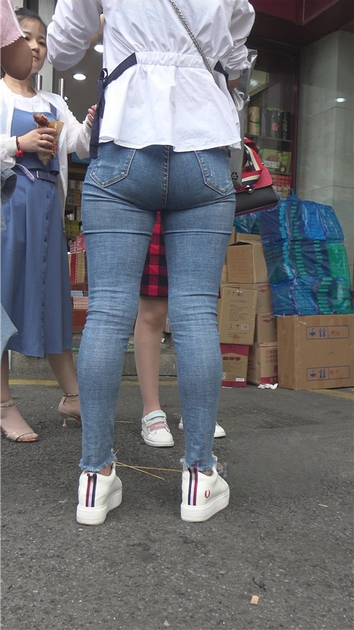 紧身蓝色牛仔裤小姐姐[3.62G/MP4]