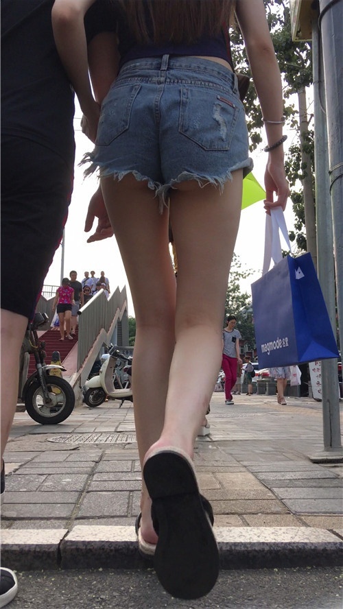 热裤牛仔长腿妹子[1.18G/MP4]