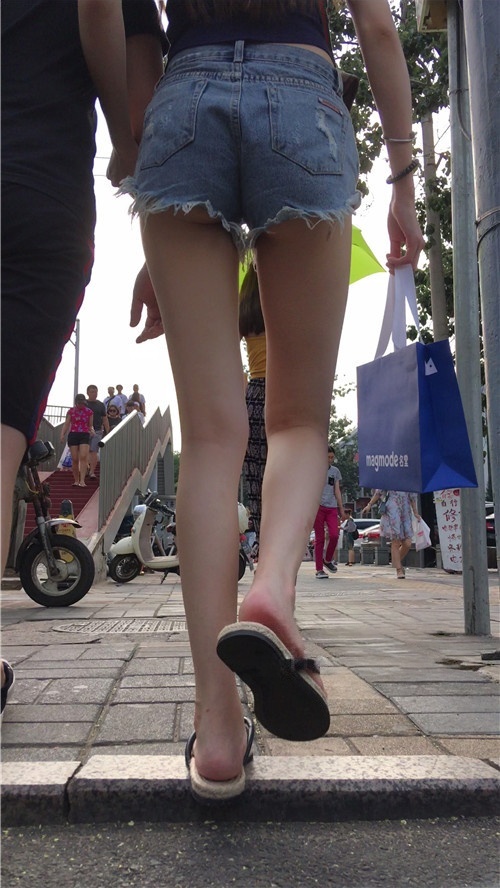 热裤牛仔长腿妹子[1.18G/MP4]