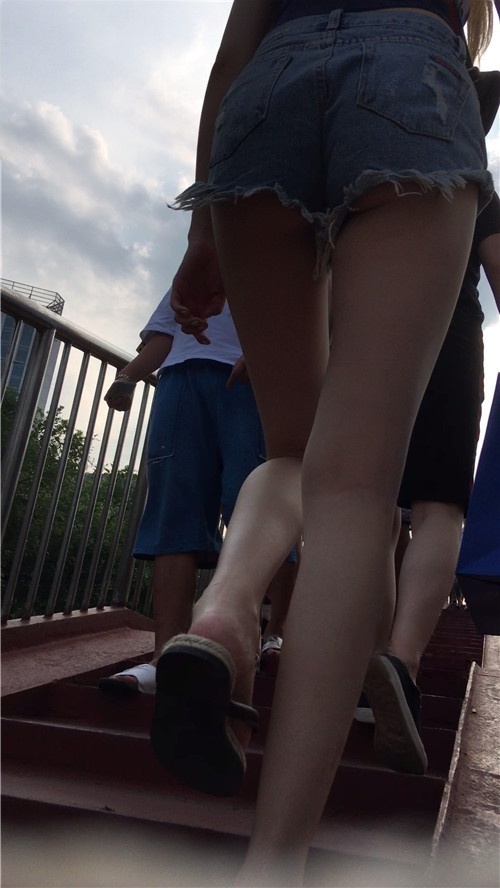 热裤牛仔长腿妹子[1.18G/MP4]