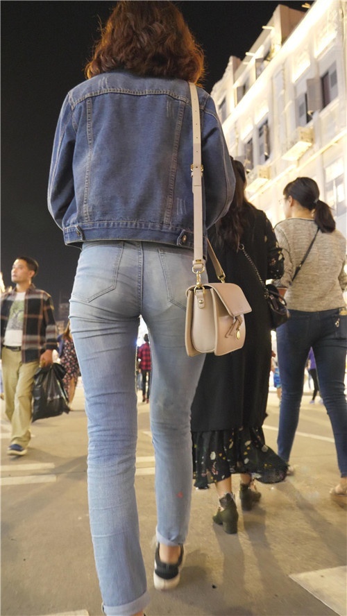 牛仔装卷发小姐姐[3.02G/MP4]