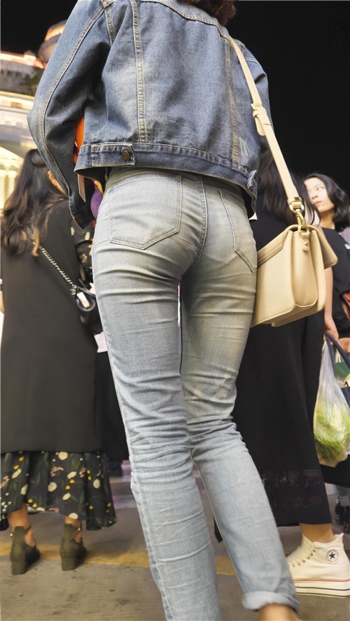 牛仔装卷发小姐姐[3.02G/MP4]