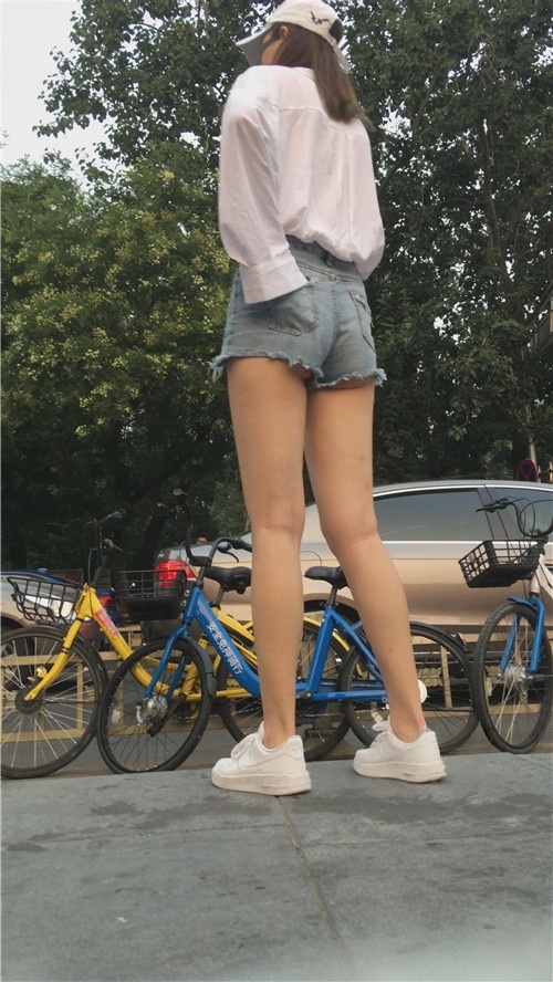 牛仔热裤长腿月牙小姐姐[1.09G/MP4]