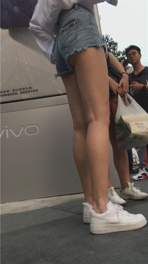 牛仔热裤长腿月牙小姐姐[1.09G/MP4]