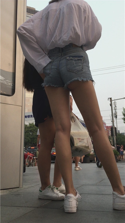 牛仔热裤长腿月牙小姐姐[1.09G/MP4]